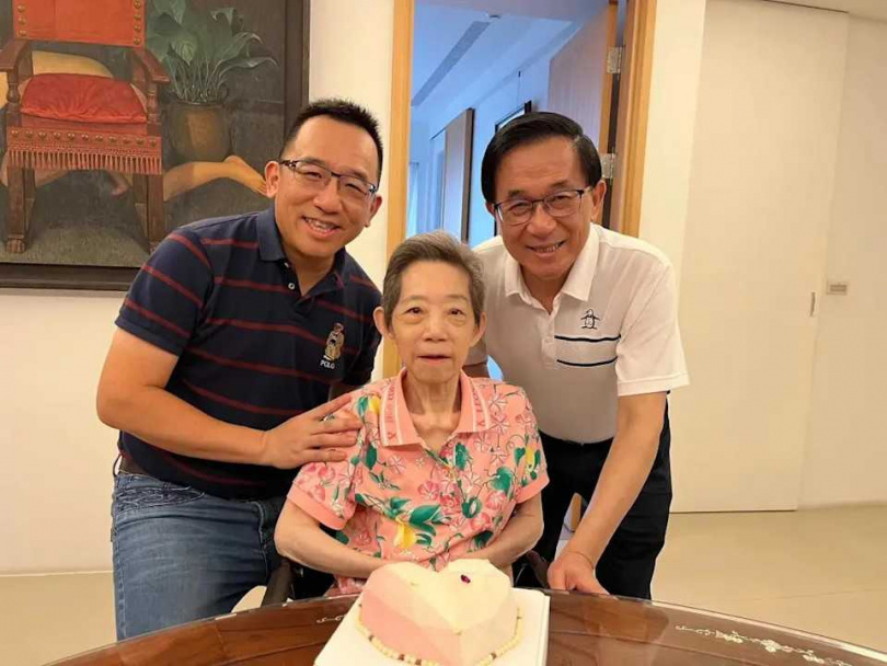 前總統陳水扁(右)夫人吳淑珍(中)歡度73歲生日,兒子陳致中(左)曬出一家人合照。(圖/陳致中臉書)