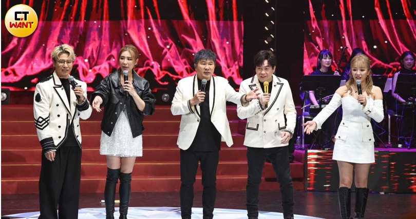 胡瓜、康康、歐漢聲、賴慧如、胡小禎,一同主持《鑽石舞台之夜》演唱會。(圖/蘇聖倫攝)