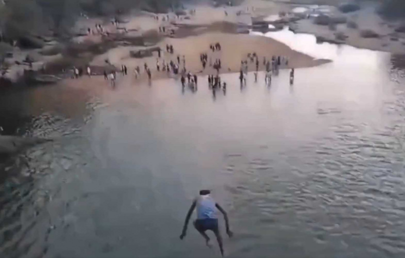 不料，辛格大膽跳瀑布後竟溺斃，因為現場水太深，他的屍體花了5天才被打撈上岸。（圖／翻攝自X）