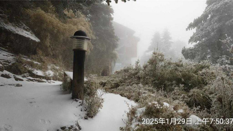 戶外都積雪。(圖/玉山國家公園提供)