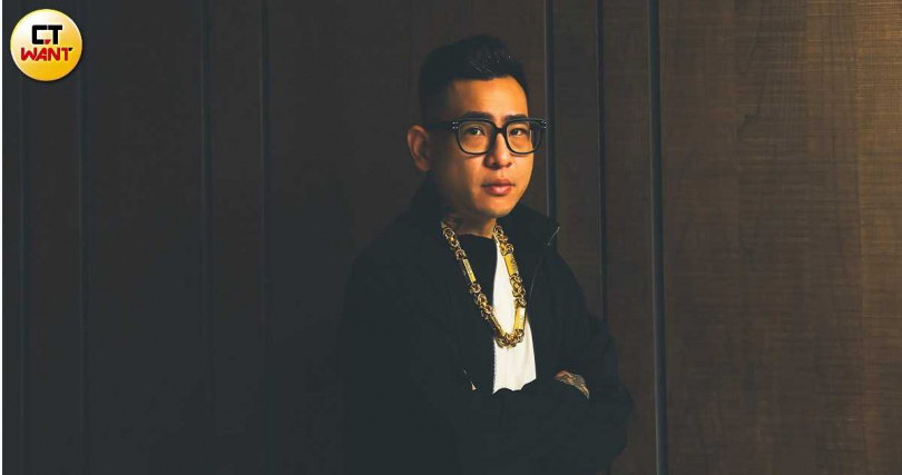 對寵物很捨得花錢的蹦闆，也對老婆啾咪很大方，不會限制對方花錢。（圖／侯世駿攝）