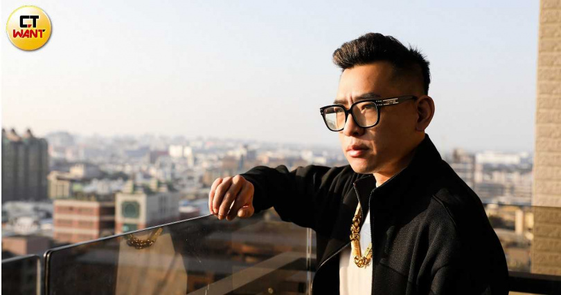 蹦闆投資多項事業，其中精品代購年營業額就有數十億，也讓他成為了商業界的傳奇人物。（圖／侯世駿攝）