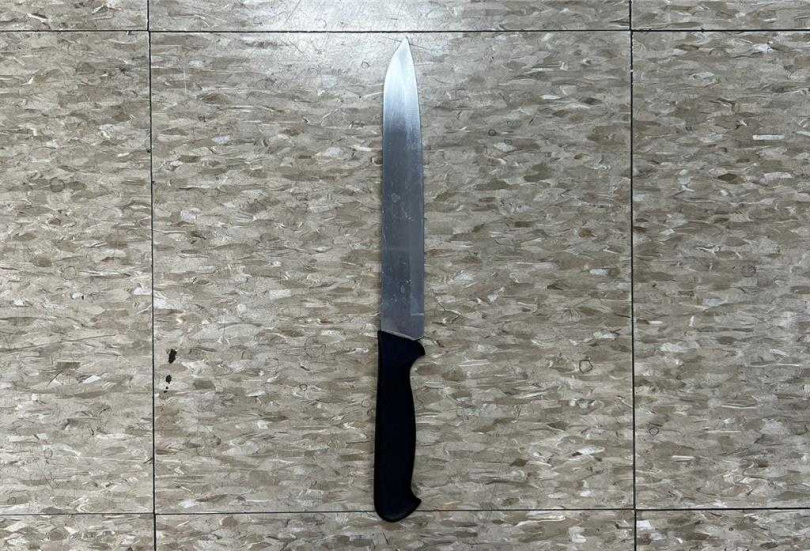 警方查扣作案水果刀。（圖／警方提供）