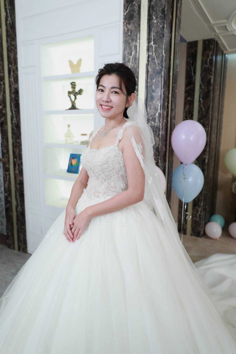 米可白覺得穿婚紗最痛苦的就是憋尿。（圖／民視）