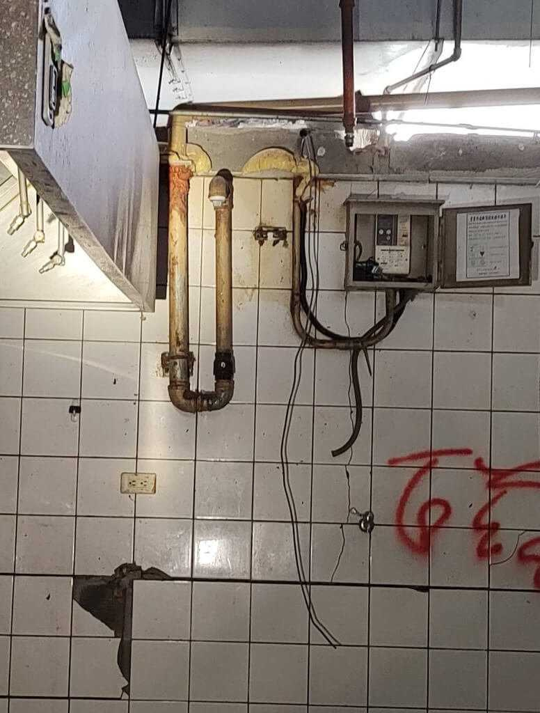 新光三越氣爆起因疑似切割瓦斯管線，事後欣中天然氣配合消防鑑識小組重返現場勘查，發現管線外觀和封塞的塞頭皆完整。（圖／翻攝畫面）