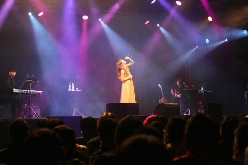 May'n以自彈自唱的方式演唱周杰倫的〈蝸牛〉。(圖/好玩提供)