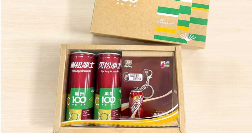 「黑松100週年紀念禮盒」內含兩罐紀念版黑松沙士和一張造型悠遊卡。（479元，圖／黑松提供）