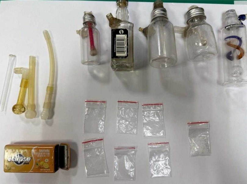 台東縣警察局刑事警察大隊日前偵辦販毒案,在台東查獲毒品、在花蓮查獲土造長槍。(圖/台東縣警察局提供)