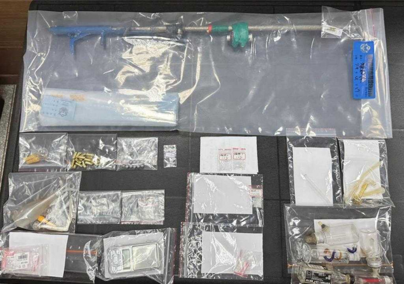 台東縣警察局刑事警察大隊日前偵辦販毒案,在台東查獲毒品、在花蓮查獲土造長槍。(圖/台東縣警察局提供)