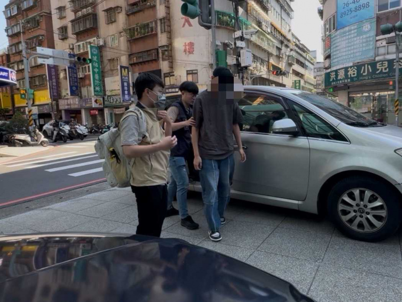 檢警今早再次出擊,兵分多路帶回涉案嫌疑人。(圖/翻攝畫面)