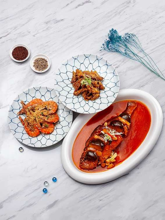 「避風塘軟殼蝦」（左，660元），酥脆中透出蒜香辛香，風味濃烈。「蜜汁中卷」（中，480元），外酥內彈，鹹甜醬汁包裹海味本身，鮮香可口。「潮汕蒜子燒黃魚」（右，1,800元），選用香煎黃魚佐大量蒜子紅燒，鮮嫩魚肉與濃郁醬香，重現南方家常的溫暖記憶。（圖 / 台北凱撒 大飯店提供）