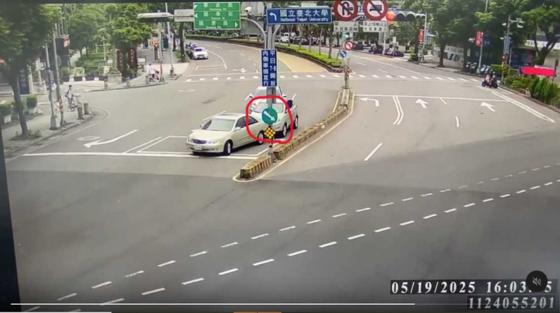 余姓老翁於撞擊分隔島後又與後車發生碰撞。(圖/翻攝畫面)