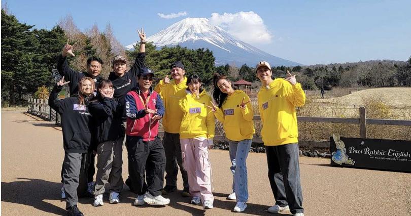 《綜藝玩很大》進軍富士山的故鄉(左起郭靜、彭小刀、、紀卜心、坤達、吳宗憲、KID、雷艾美、何美、陳漢典)。(圖/綜藝玩很大)