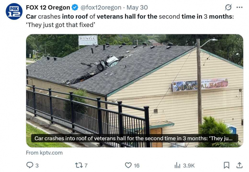 密蘇里州一輛銀色轎車衝上退伍軍人會館屋頂,車頭插入建物,現場畫面震撼。(圖/翻攝自X)