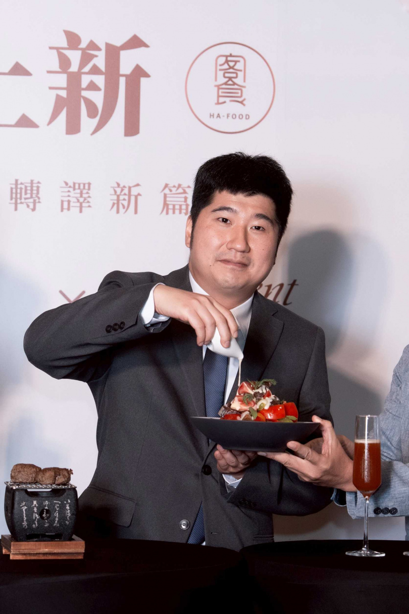 客委會副主委邱星崴現場料理互動。（圖／客家委員會提供）