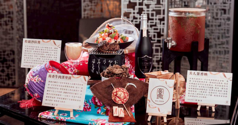 主打三道料理：「美人茶香映」、「橙韻沙拉醬」與「梅香牛肉漢堡排」。（圖／客家委員會提供）