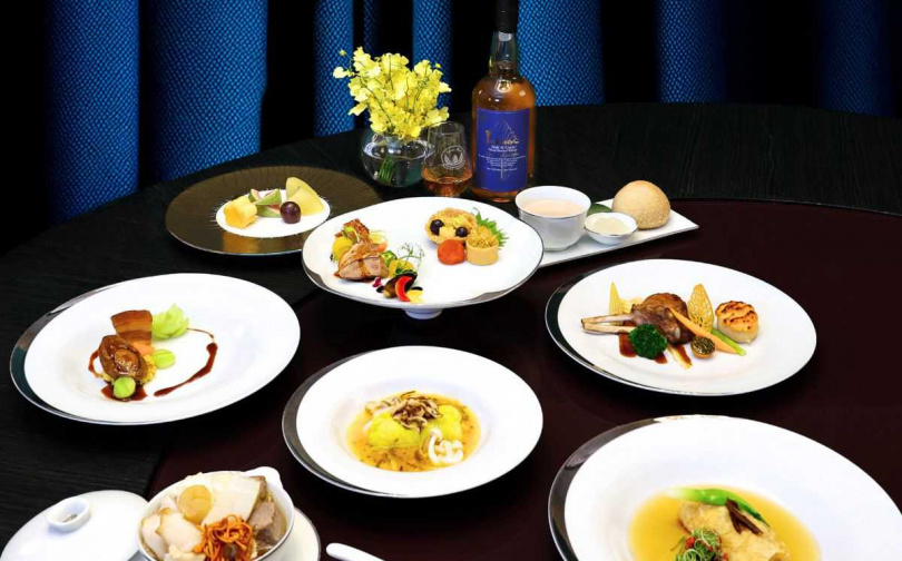 粵亮廣式料理攜手威士忌品牌「秩父」打造限定套餐,推出包括「極汁帶骨小牛肋眼襯海膽醬焗干貝」、「紅燒鮑魚外婆肉」等亮點菜色。(圖/六福旅遊集團提供)