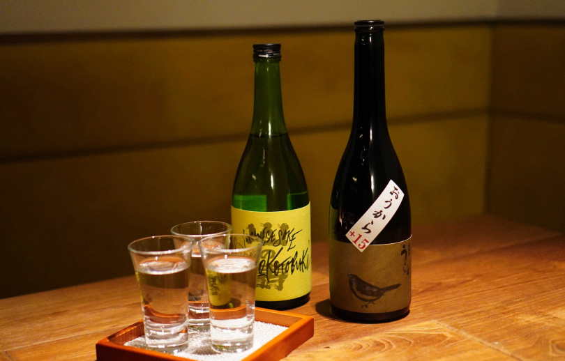 「FREAKS 2」（左）帶有如麝香葡萄、柑橘與白米般的輕盈香氣，辛口的「庭之鶯本釀造 鶯辛」適合搭配含澱粉的主食類餐點。（圖／魏妤靜攝）