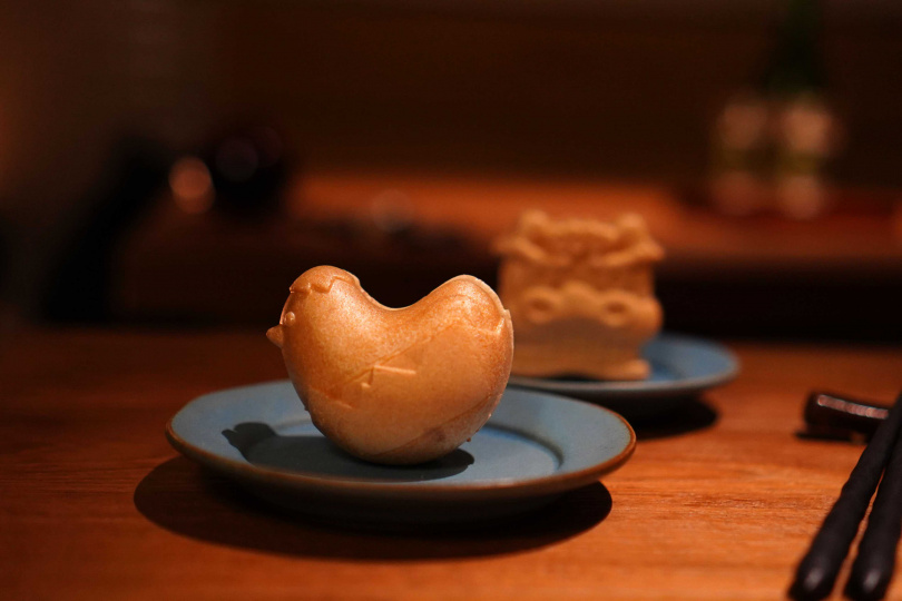 外型隨機出餐的「最中餅冰淇淋」，風味甜鹹交織不膩口。（圖／魏妤靜攝）