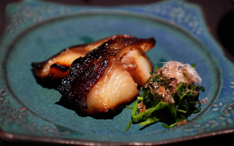 「銀鱈酒粕西京燒」選用油脂豐潤的銀鱈魚醃製入味，風味醇厚適合下酒。（圖／魏妤靜攝）