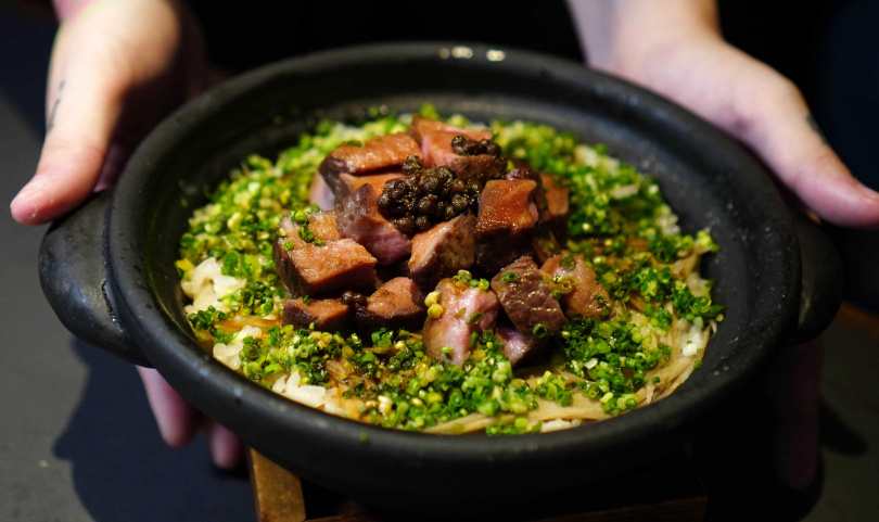 「日本和牛有馬山椒土鍋飯」以台東金賞御用米加入牛蒡絲與高湯烹煮，再拌入切塊和牛肉、有馬山椒粒與甜鹹風味醬汁，整體香氣飽滿又不致厚重。（圖／魏妤靜攝）