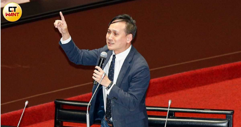 立委葉元之（圖）認為總統賴清德勘災金句脫節民意、行政院長卓榮泰推託不願普發現金是忽悠百姓。（圖／黃耀徵攝）