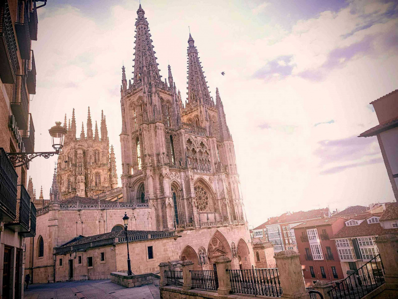 「聖雅各朝聖之路」終點在西班牙聖雅各‧德‧孔波斯特拉大教堂（Santiago de Compostela）每年吸引600萬人徒步行走。（圖／海鵬提供）