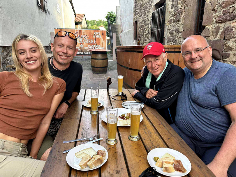 比爾班奈特（右）拍《我的朝聖之路》，別出心裁召回12年前跟他走過朝聖之路的摯友們加入演出。（圖／海鵬提供）