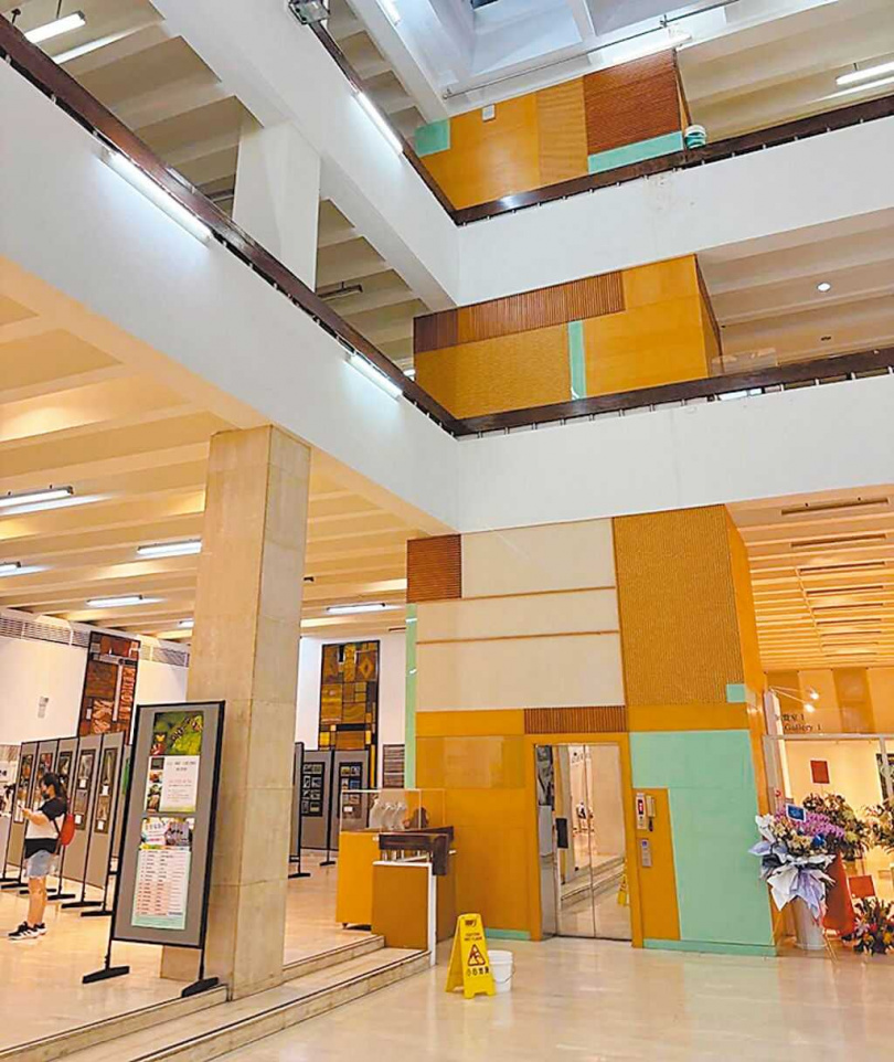 台中市葫蘆墩文化中心演奏廳整修1年後，19日重新開幕，有民眾隔天入場，發現屋頂竟發生漏水。（圖／民眾提供／中國時報李京昇台中傳真）