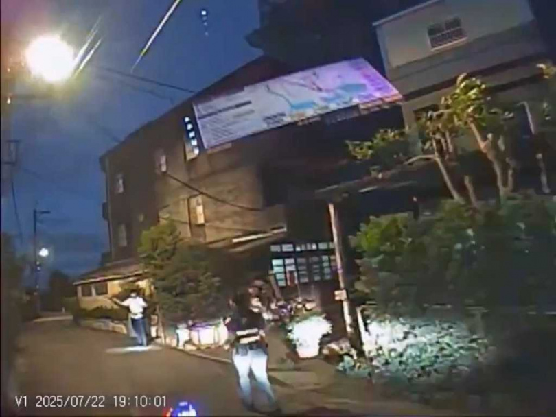 救護車當時到場，女警在前方引路，事後將傷者送醫。（圖／翻攝畫面）