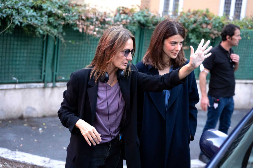 《十分鐘新鮮事》導演托尼亞齊(左)靠拍片療癒過去。(圖/海鵬提供)