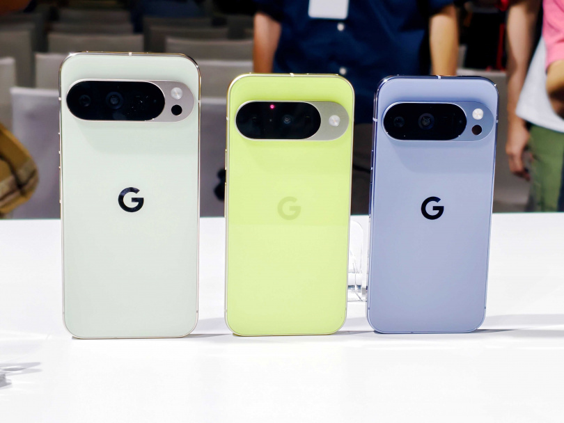 左起依序為Pixel 10 Pro Fold、Pixel 10與Pixel 10 Pro。（圖／廖梓翔攝）