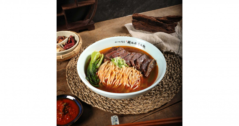「炙烤熟成羽下牛肉麵」，嚴選熟成羽下牛，直火炙烤鎖汁、香氣四溢，麵條吸附湯韻，成就極致牛肉盛宴。（圖片提供／麟德殿牛肉麵）