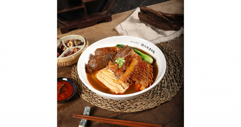 「牛三寶麵」嚴選牛腱、牛肚、牛筋三大部位，紅燒慢火燉煮，軟嫩、爽脆、Q彈一次滿足。濃醇湯頭搭配手工麵條，每一口都是紅燒經典的極致滋味。（圖片提供／麟德殿牛肉麵）