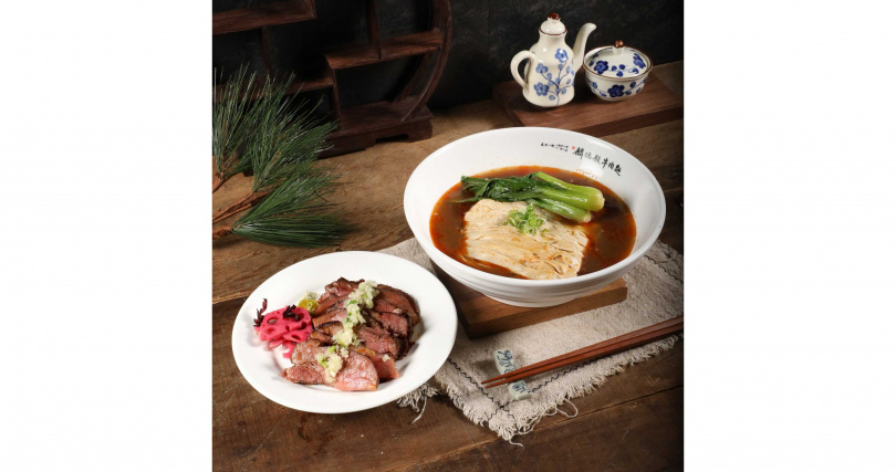 「炙烤厚切牛舌麵」，嚴選上等牛舌，經過低溫熟成後厚切備料，保留牛舌獨特的彈嫩口感。職人以直火高溫快烤，瞬間鎖住肉汁，表面微焦、內裡鮮嫩，散發誘人香氣。（圖片提供／麟德殿牛肉麵）