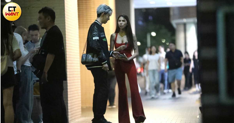 幾小時後，蕾菈與一名男子一起出現在門口解菸癮。（圖／本刊攝影組）
