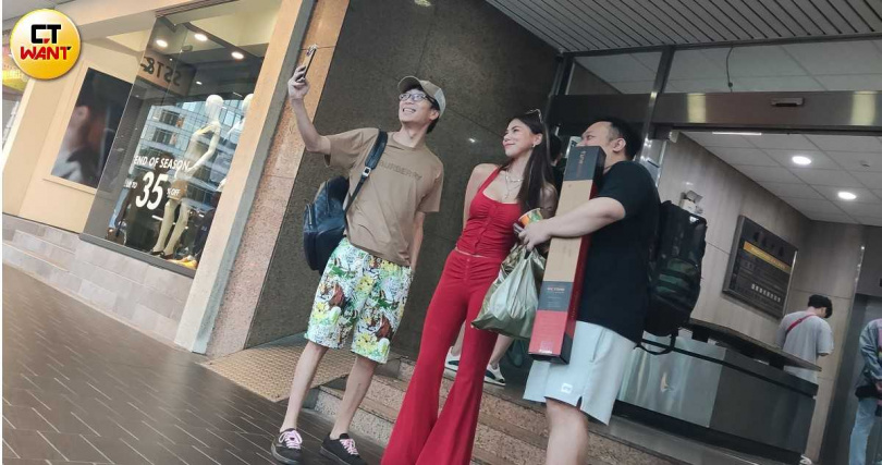 沒多久，廖老闆跟Welson同時抵達現場，蕾菈與他們一同合影。（圖／本刊攝影組）