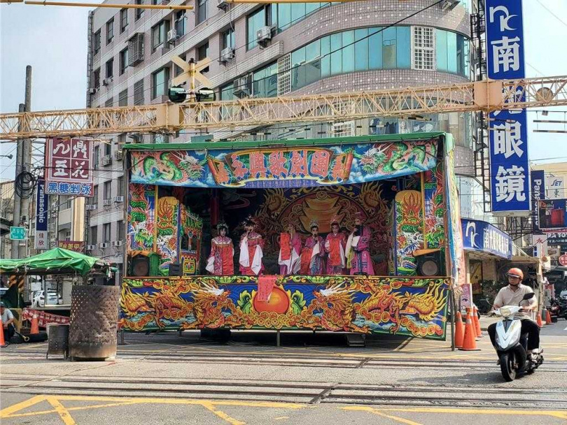 酬神的歌仔戲在虎尾糖廠一處路口開演。