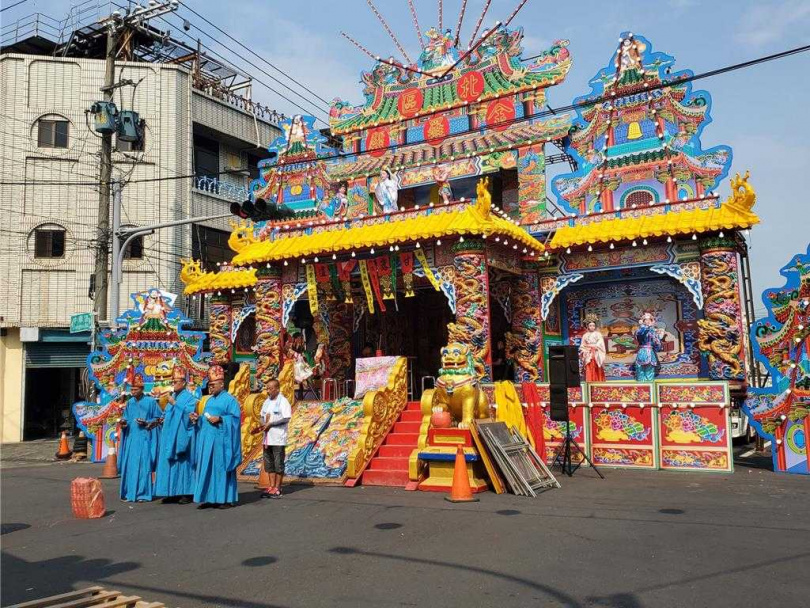 今天是農曆7月15日中元節，虎尾鎮從下午三點起陸續開香祭拜，各區依循古禮進行，有的還隆重禮聘道士主持科儀。