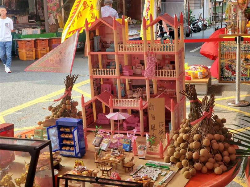 有民眾以模型傢俱為供品。