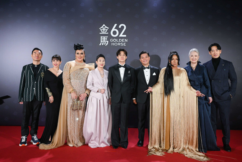 《好孩子》導演王國燊(右四)、男主角許瑞奇(中)、Shahreens(右三)、佘美璇(左四)、路斯明(右起)與洪慧芳等劇組成員一同出席金馬獎頒獎典禮。(圖/金馬執委會提供)