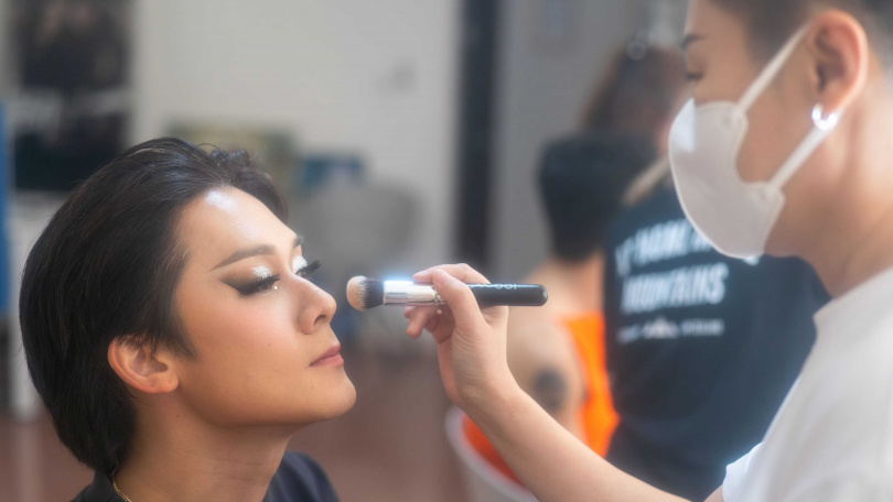 許瑞奇化妝成變裝皇后至少需花三小時。(圖/甲上提供)