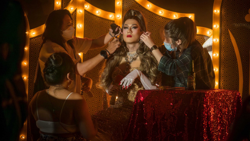 每當許瑞奇換造型或是需要補妝,就會有好幾雙手同時在他身上忙碌著。(圖/甲上提供)