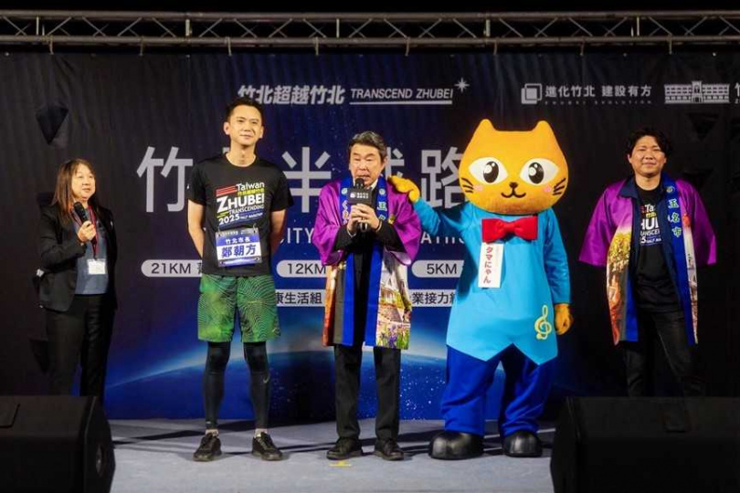 日本熊本縣玉名市長藏原隆浩(くらはらたかひろ)(中)同框玉名喵(右2)親臨竹北獻上祝福。(圖/翻攝自竹北市公所媒體群組)