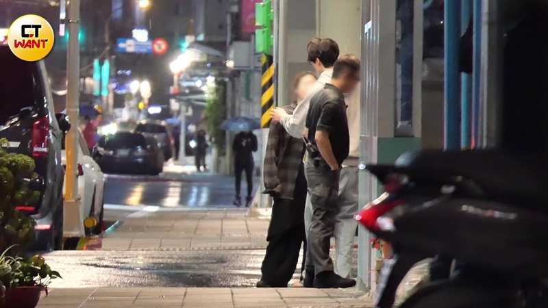 剛進店裡沒多久，李棟旭在保鑣陪同下與女子出來解菸癮。（圖／本刊攝影組）