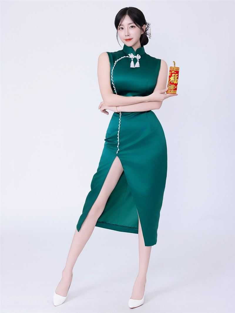 安芝儇身穿綠色旗袍拍攝賀年照,未正面回應秘戀傳聞。