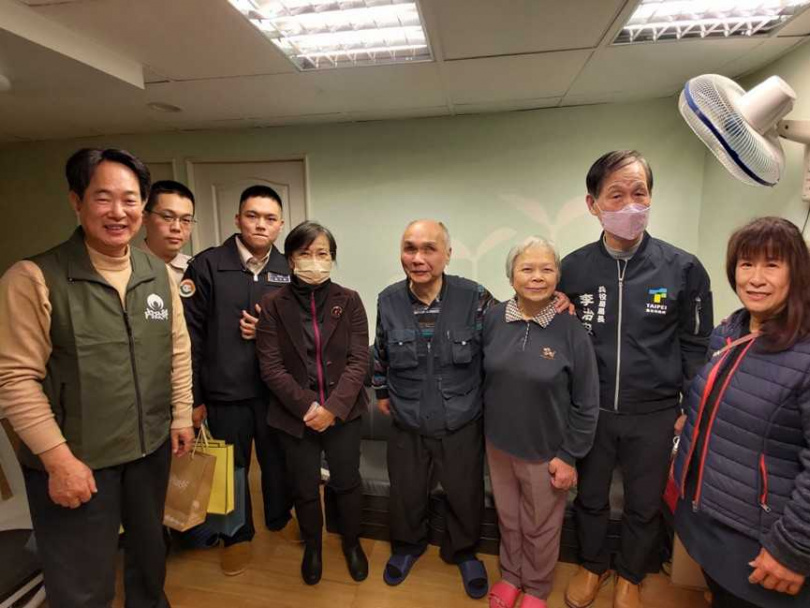 內政部長劉世芳（左4）率多名替代役於農曆年前探視退伍榮民。（圖／翻攝自內政部媒體群組）