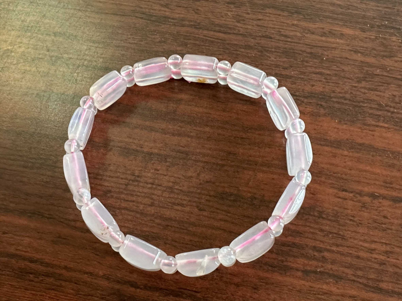 粉晶手鍊。(圖/楊登嵙提供)