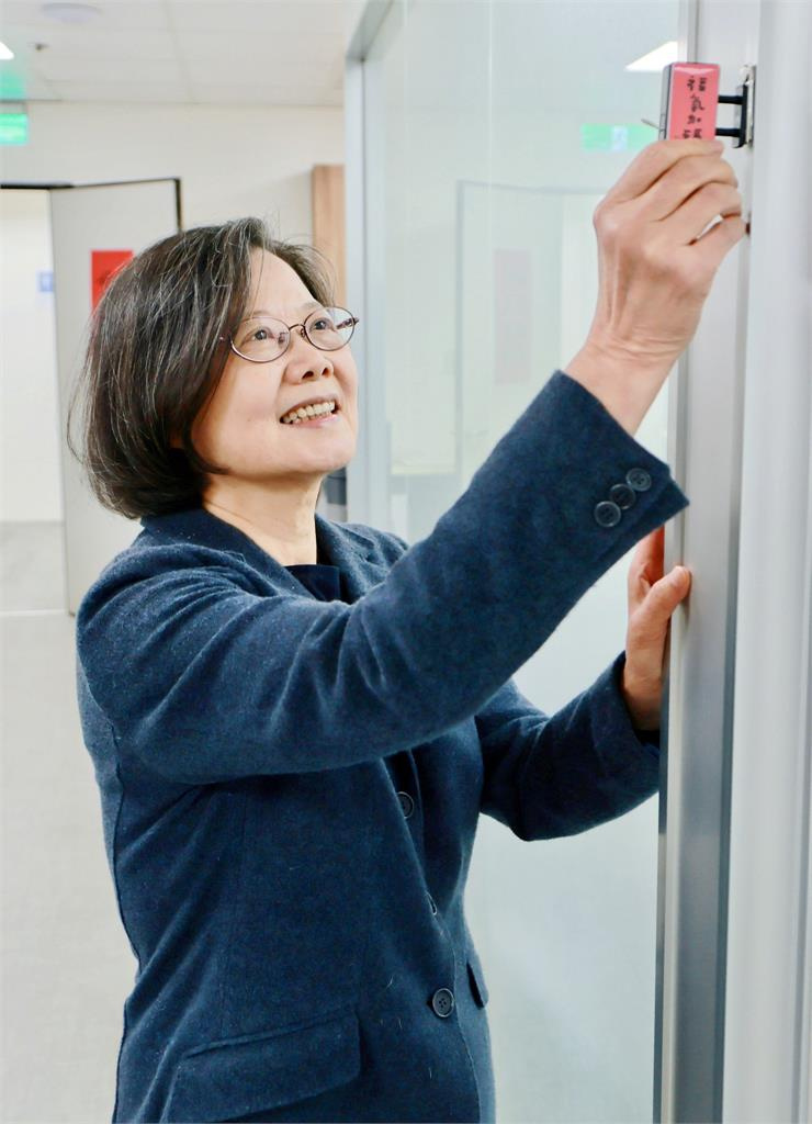 蔡英文還提到台灣球迷常討論的「玄學應援」笑說，要感謝好友、YouTuber蔡阿嘎「忍辱負重」。（圖／翻攝自臉書＠蔡英文）