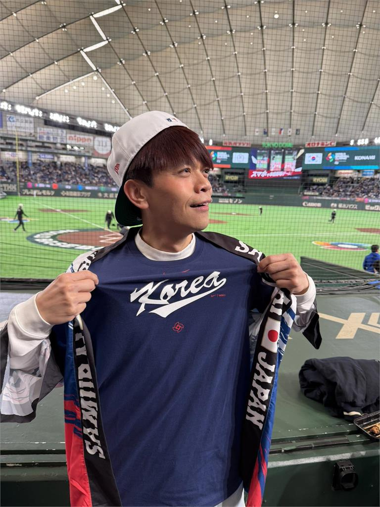 蔡阿嘎被網友封為「反指標代表」，應援的隊伍常常落敗，因此他乾脆反其道而行，準備各國的應援道具。（圖／翻攝自臉書＠蔡阿嘎）